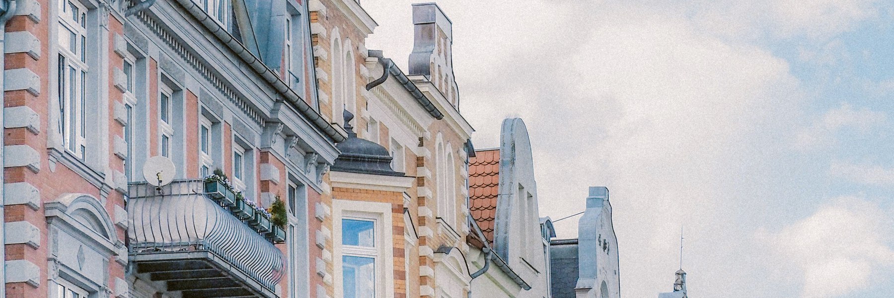 Helle farbige Fassaden von Wohnhäusern in einem europäischen Stadtviertel