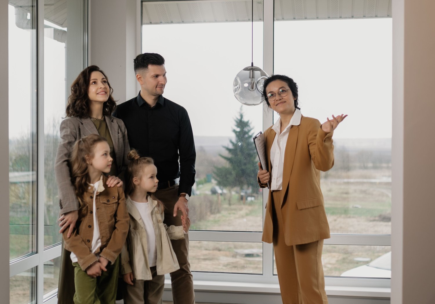 Familie bei der Besichtigung eines hellen Wohnraums