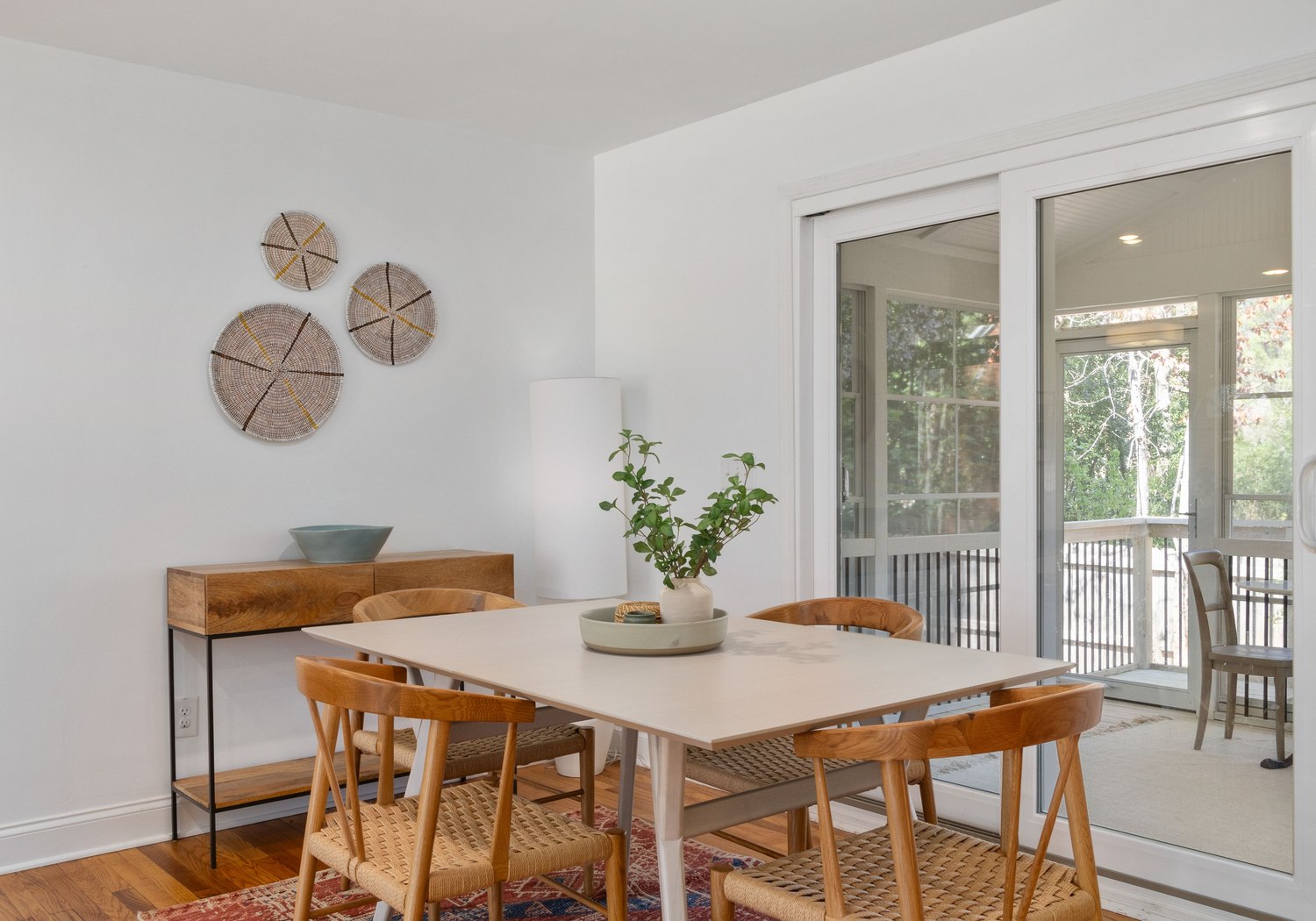 Heller Essbereich mit Tisch und Blick in den Garten